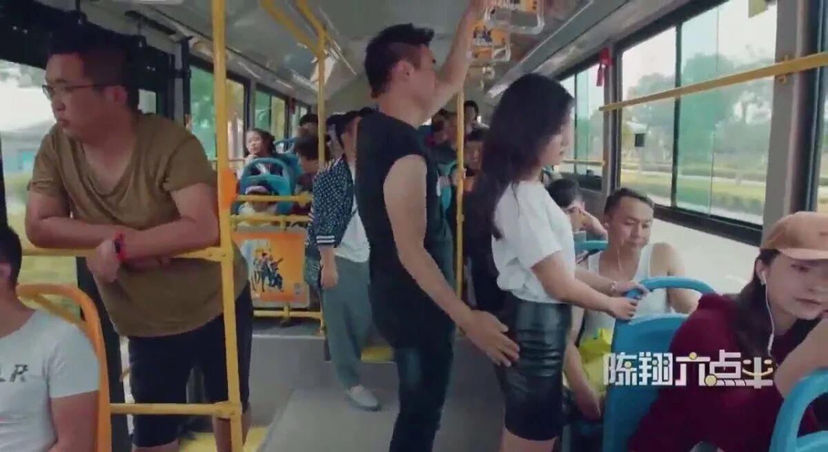 Облапали в общественном транспорте. Прижался к девушке в автобусе. Японские девушки в общественном транспорте. Японки в общественном транспорте. Женщина в автобусе.