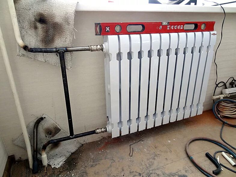 Сварка батарей отопления. Отопление из стальных труб на сварке. Отопление в квартире. Регистр из профильной трубы 80х40. Сварщик отопления.