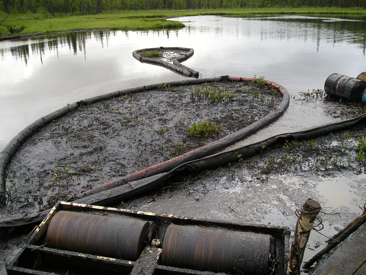 Очистка речной воды. Боновые сооружения разлив нефти. Загрязнение водоемов нефтью. Сточные воды загрязнение. Загрязнение водоемов и почвы.