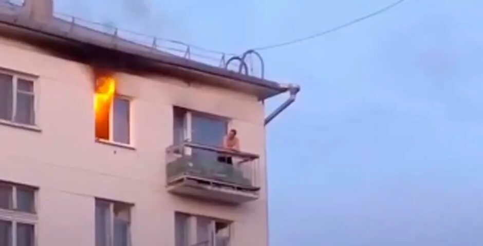 Горит балкон. Мужик горит на балконе. Мужик на балконе пожар. Пока я на балконе курю жирный