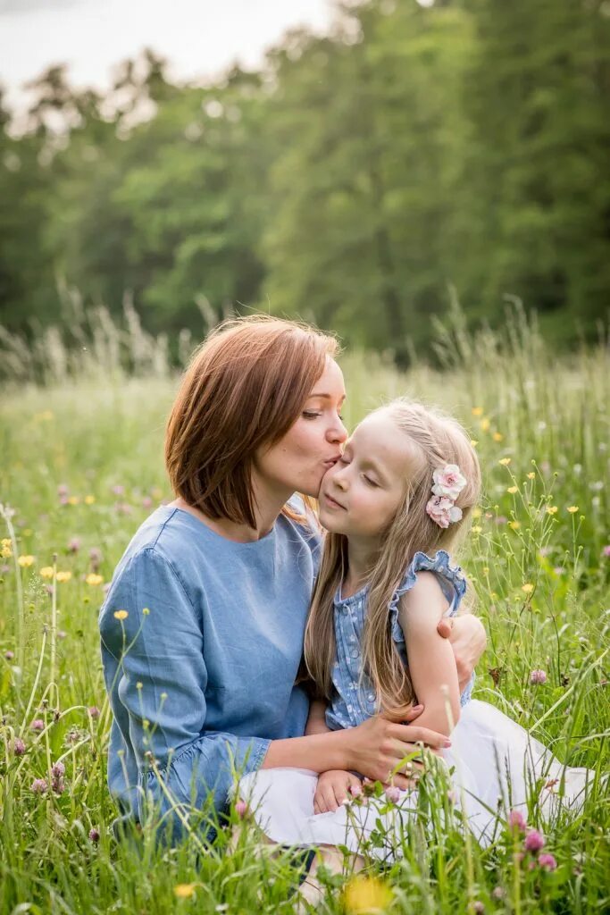 Daughters 12. Мать и ребенок на природе. Фотосессия мама и дочка на природе. Фотосессия с младенцем на природе. Фотосессия с малышом на природе.