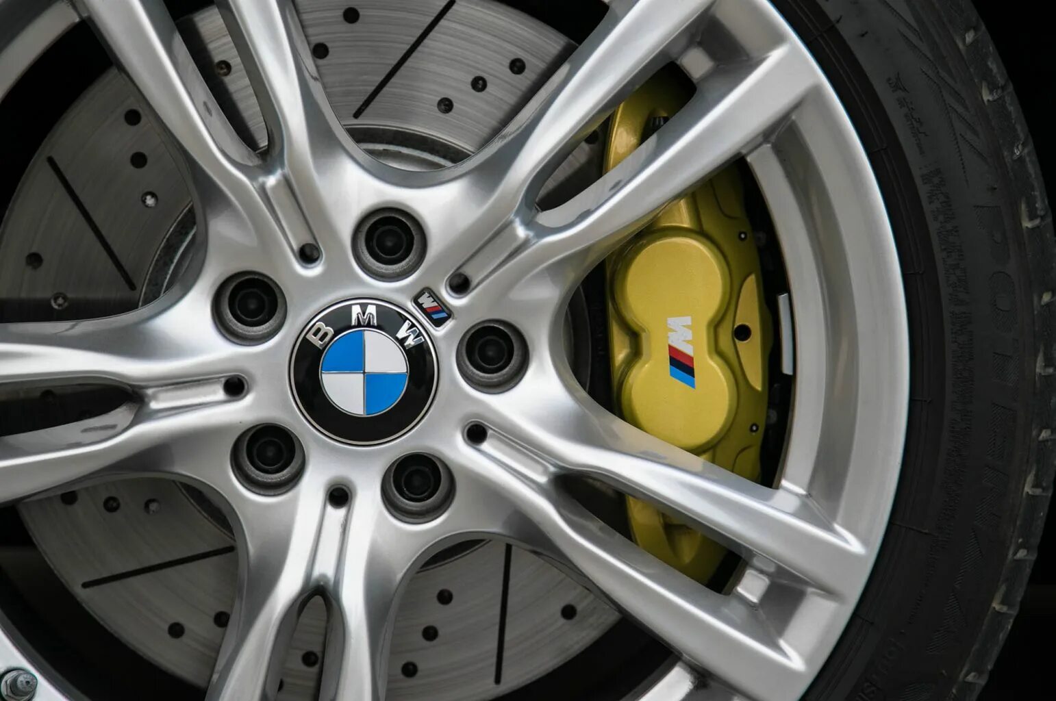 Суппорта BMW f30 Performance. BMW f30 335i Brakes. BMW f15 желтые суппорта. Суппорта BMW M Performance.