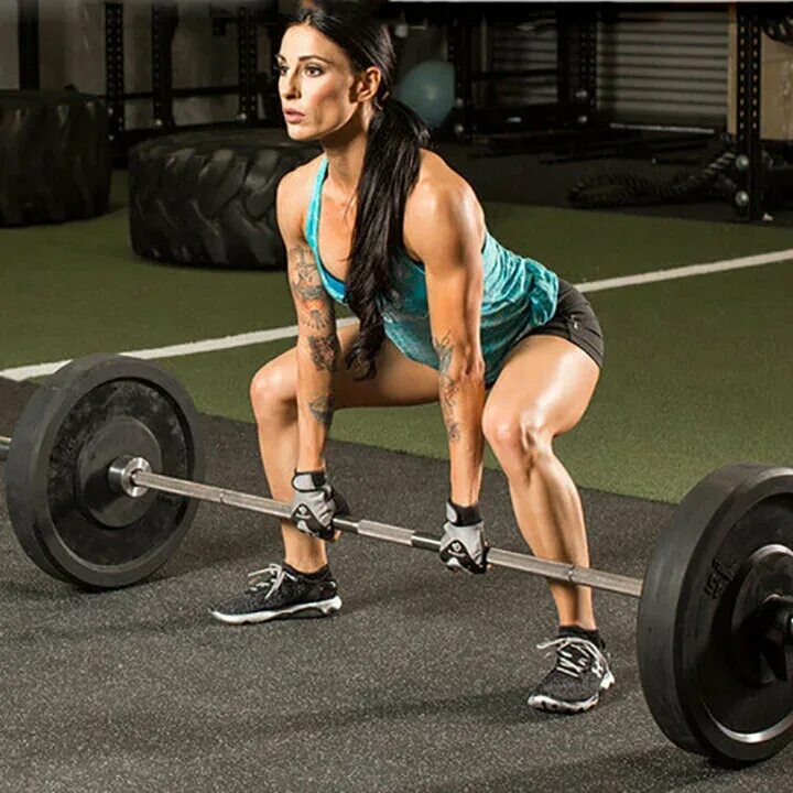 Тяга штанги девушки. Становая тяга сумо. становая тяга сумо техника. румынская тяга сумо. становая тяга со штангой сумо.