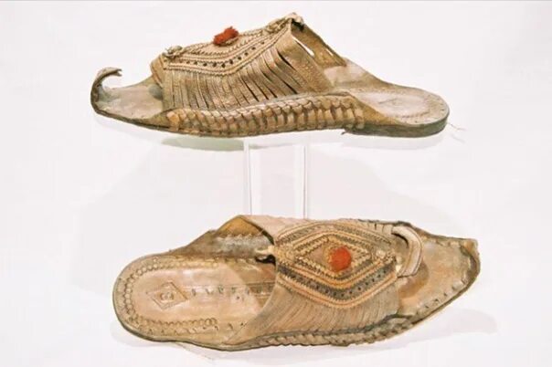 Поккури окобо. Обувь эпохи тайсе. Японская обувь окобо. Вьетнамская традиционная обувь. Обувь древней индии.