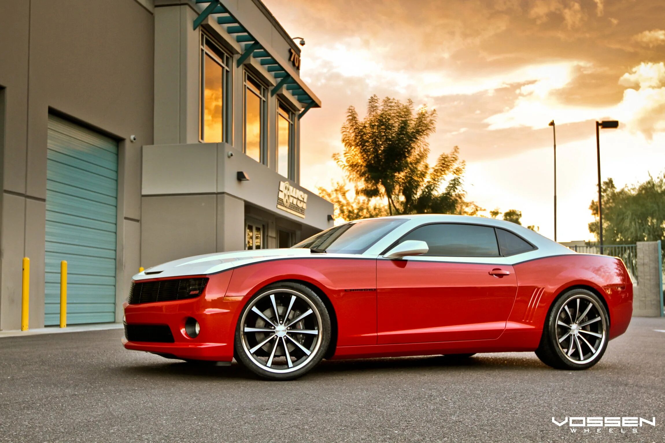 Бело красный автомобиль. Шевроле Камаро бело красная. Chevrolet Camaro Custom белый. Колесо Шевроле Камаро. Chevrolet Camaro диски.