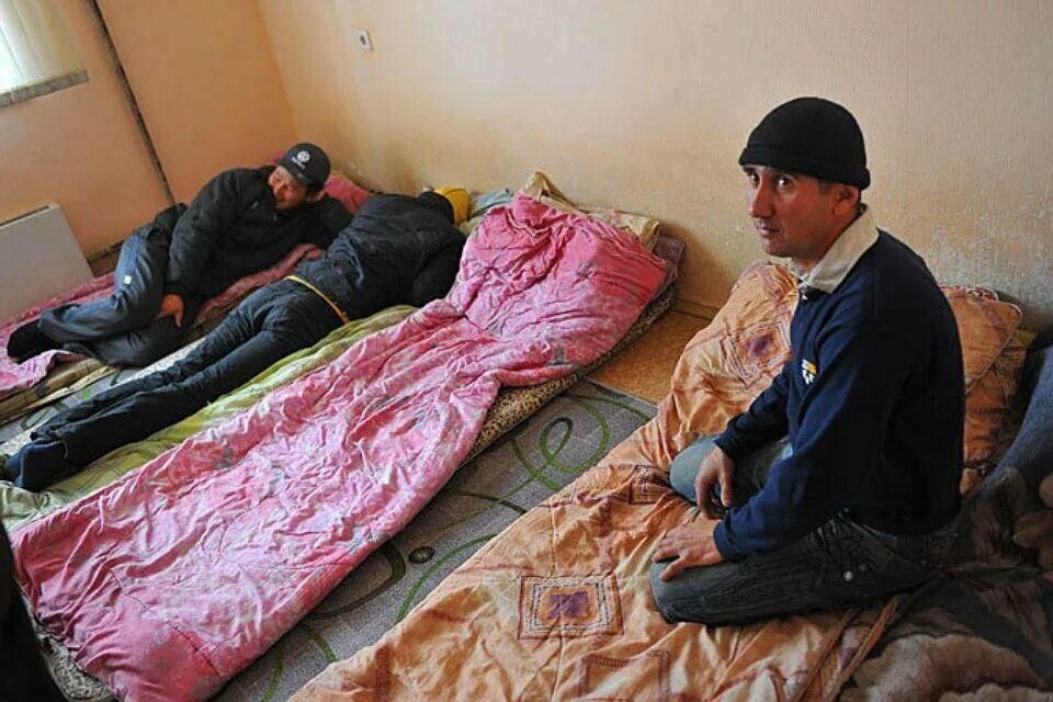 Фото спящих узбеков. Таджики в квартире. Комната таджиков. Мигранты в квартире. Гастарбайтеры в квартире.
