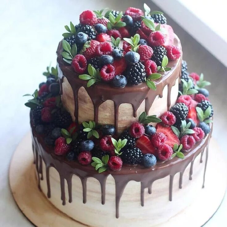 Cake icings. Торт с ягодами. Украшение торта ягодами. Украшение Мота ягодами. Украшение шоколадных тортов фруктами.