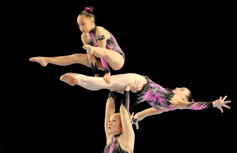 акробатика девочки. разновидности гимнастики. акробатика входит в гимнастику. силовая акробатика. синхронные прыжки на батуте.