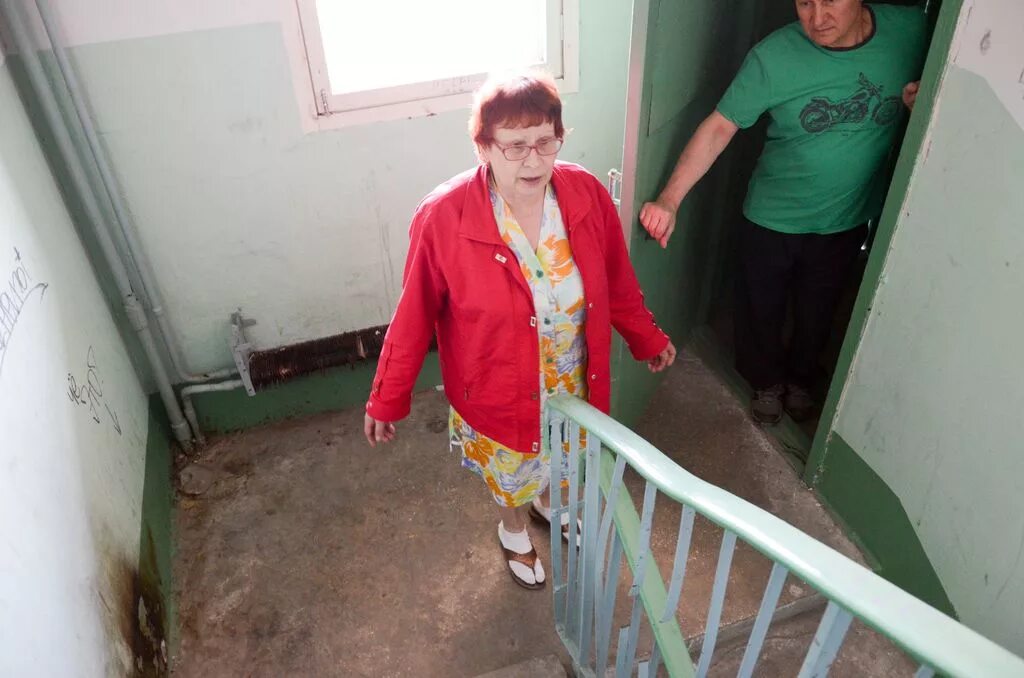 Соседи на лестничной клетке. Загромождение лестничных площадок. Человек на лестничной площадке. Соседи по лестничной площадке. Лестница на чердак в подьезд.