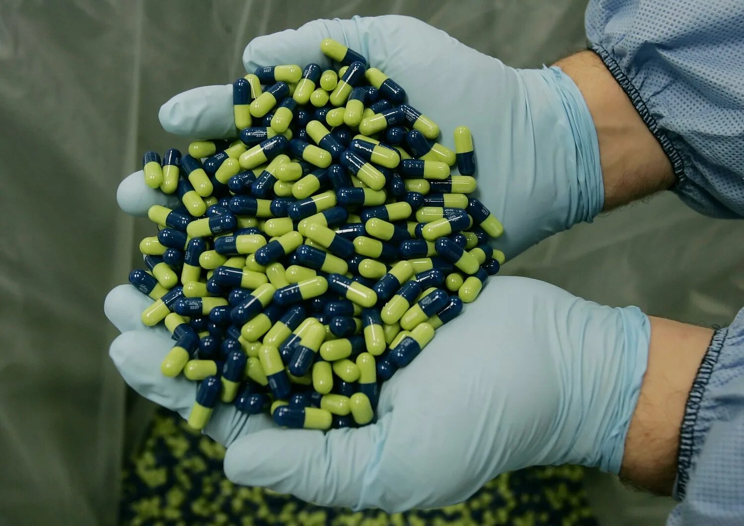 антибиотики. производители лекарств. сырье для фармацевтической промышленности. где производят таблетки. производство лекарств.