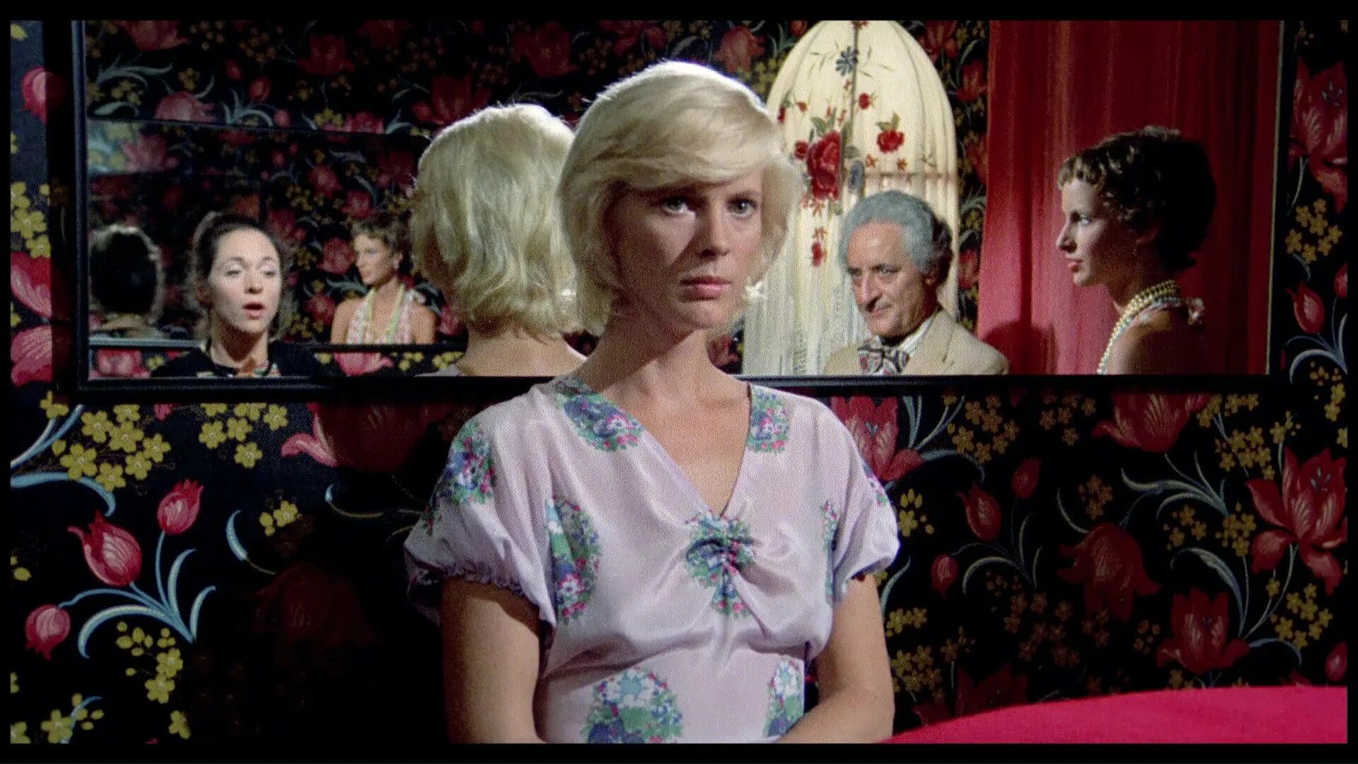 Мэрилин монро духи шанель. Постер il profumo della signora in nero 1974. Мимси фармер актриса. 4 дамы в черном. Духи коко шанель черный флакон.