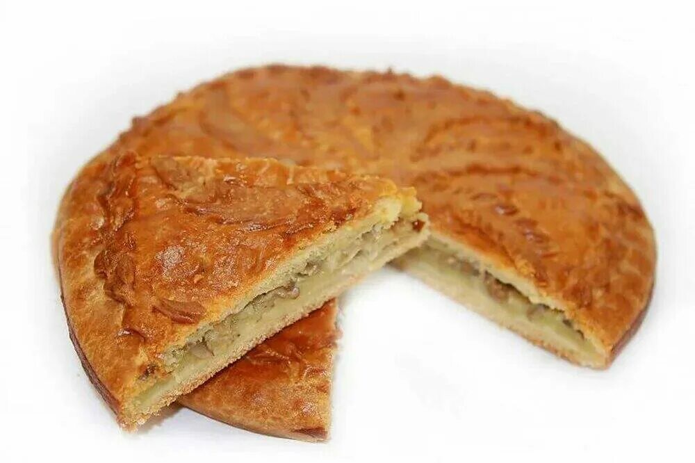 Пирог с рисом мясом дрожжевой. Пироги круглые. пирог на белом фоне. круглый закрытый пирог с рыбой. рыбный пирок на скорую руку.