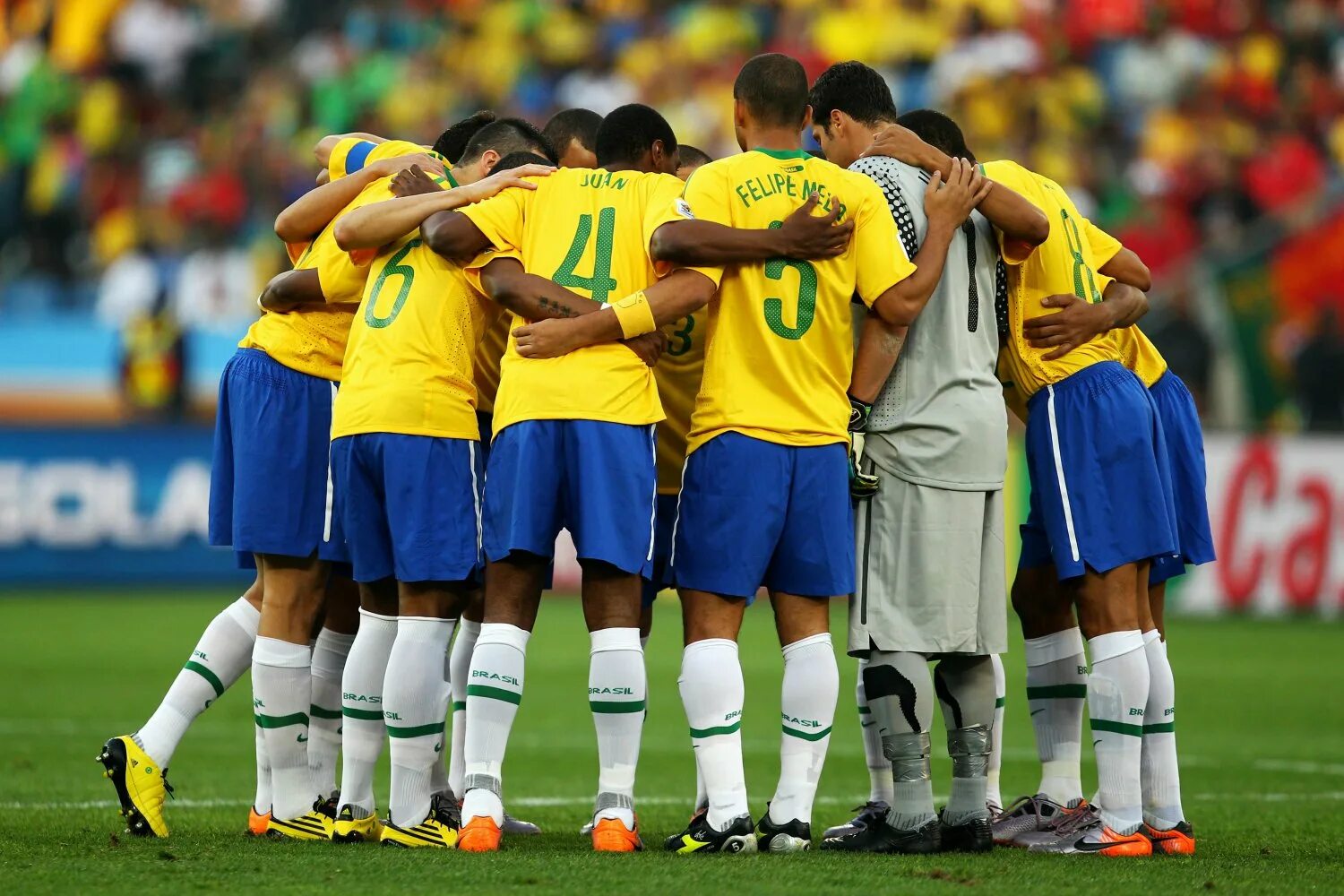 Национальная сборная бразилии. Сборная Бразилии 2010. Сборная Бразилии по футболу 2010. Гетры сборная Бразилии.