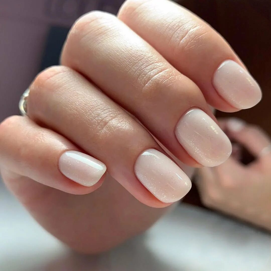 однотонный нюдовый маникюр.