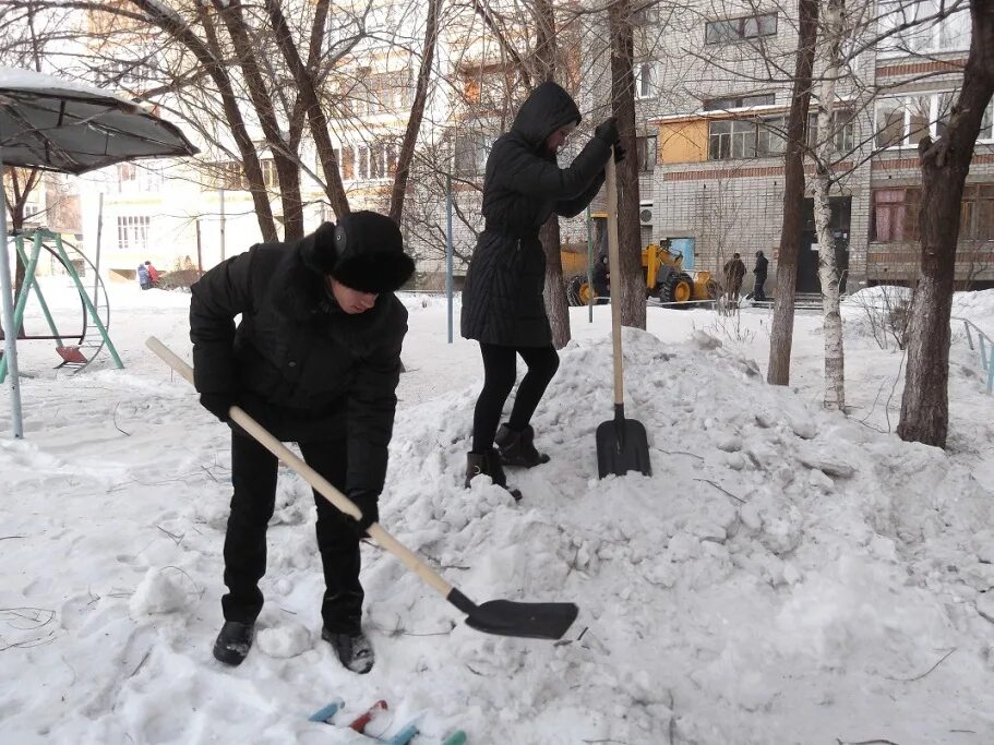 Қар күреген бала. Субботник по расчистке снега. Уборка снега дети. Дети убирают снег. Субботник зимой уборка снега в ДОУ рисование.