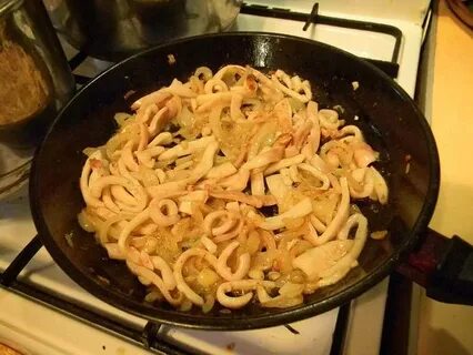 Тушки кальмаров на сковороде
