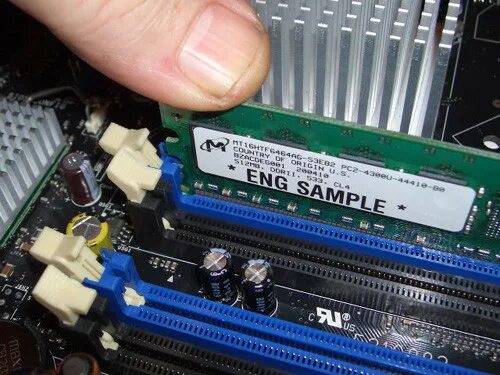 Оперативная память пк. Установка новой оперативки. Установка новой оперативки. Оперативная память в материнской плате. Оперативная память для пк разъемы.