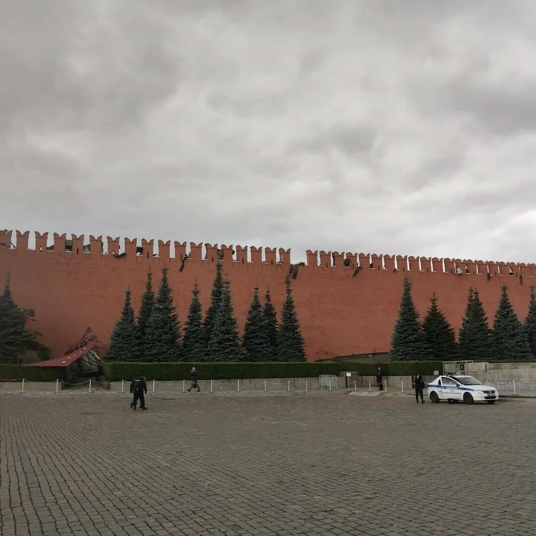 Кремль стреляли. Ураган в Москве 1998 Кремлевская стена. Зубцы Московского Кремля. Краснокирпичные стены Московского Кремля. Мерлон на кремлевской стене.
