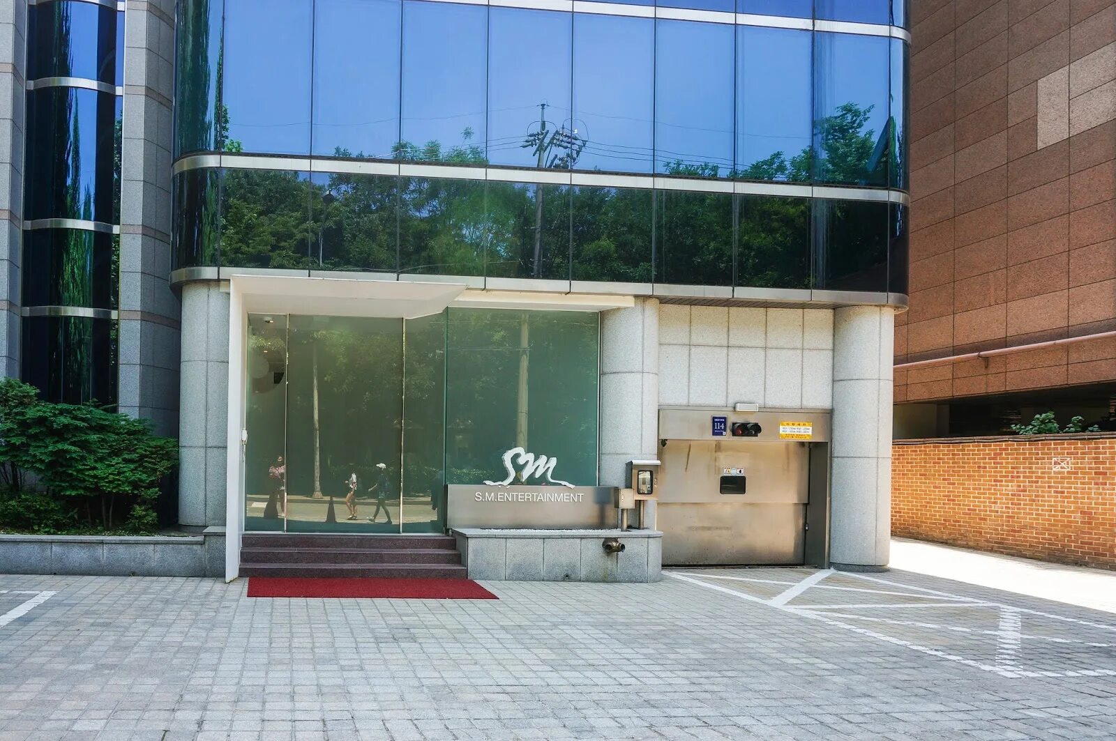 Sm building. Агентство SM Entertainment. Здание см Интертеймент в Корее. SM Entertainment здание. SM Entertainment здание 2021.