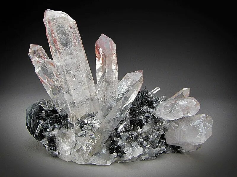 Кварц минерал. Спайность кварца. Камни минералы кварц. Кристалл кварца. Crystals r