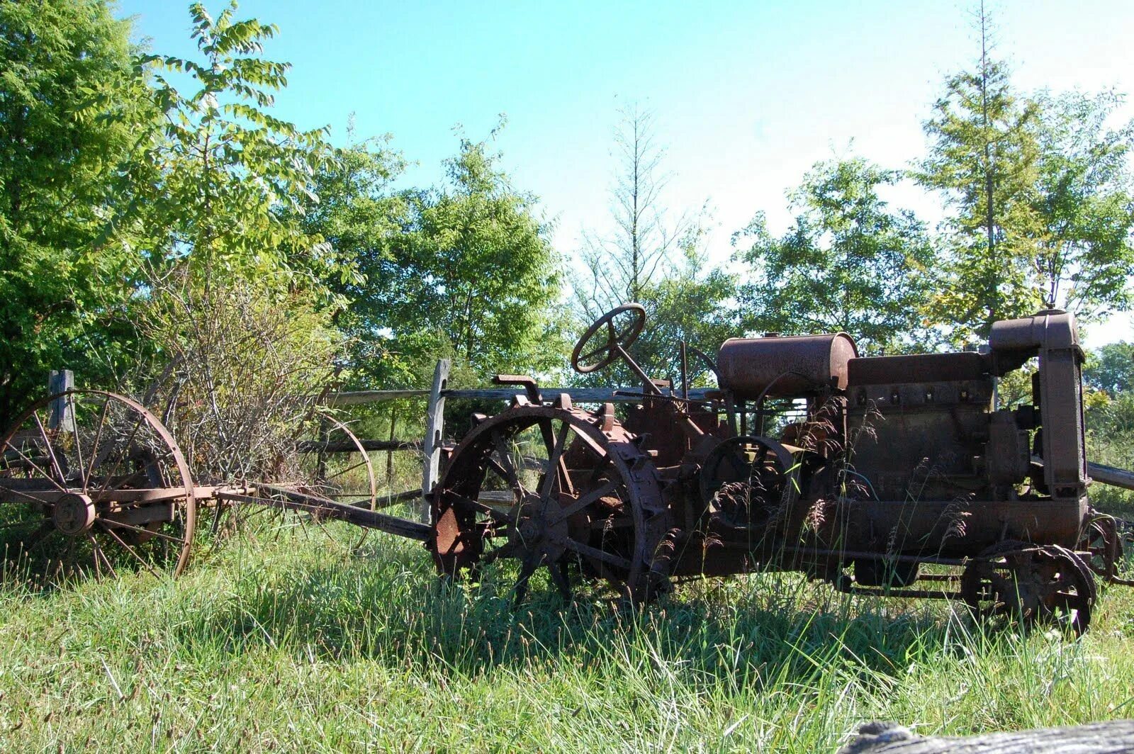 Заброшенный комбайн нива. Трактор сельскохозяйственный колесный t5. Старые сельхозтехники. Старинные трактора. Старинная сельскохозяйственная техника.