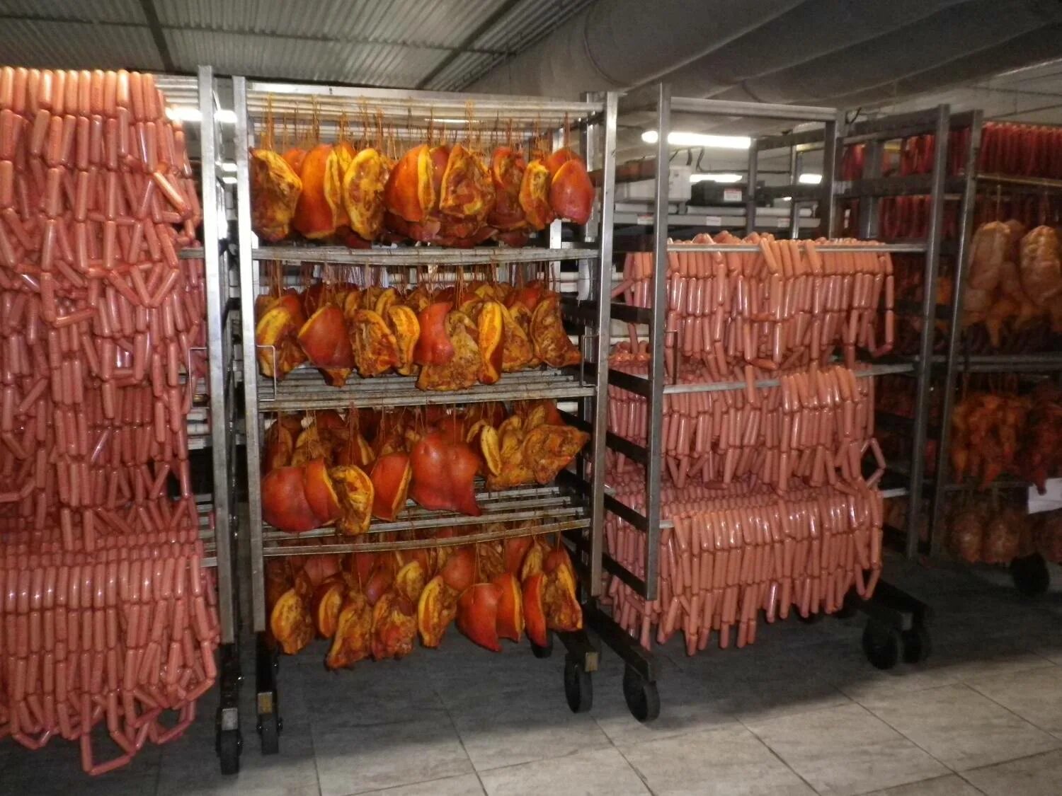 Колбасный цех мясокомбината. Мясоперерабатывающая промышленность. Колбаса губкинский мясокомбинат. Колбасная мясокомбинат. Производители колбасных изделий.