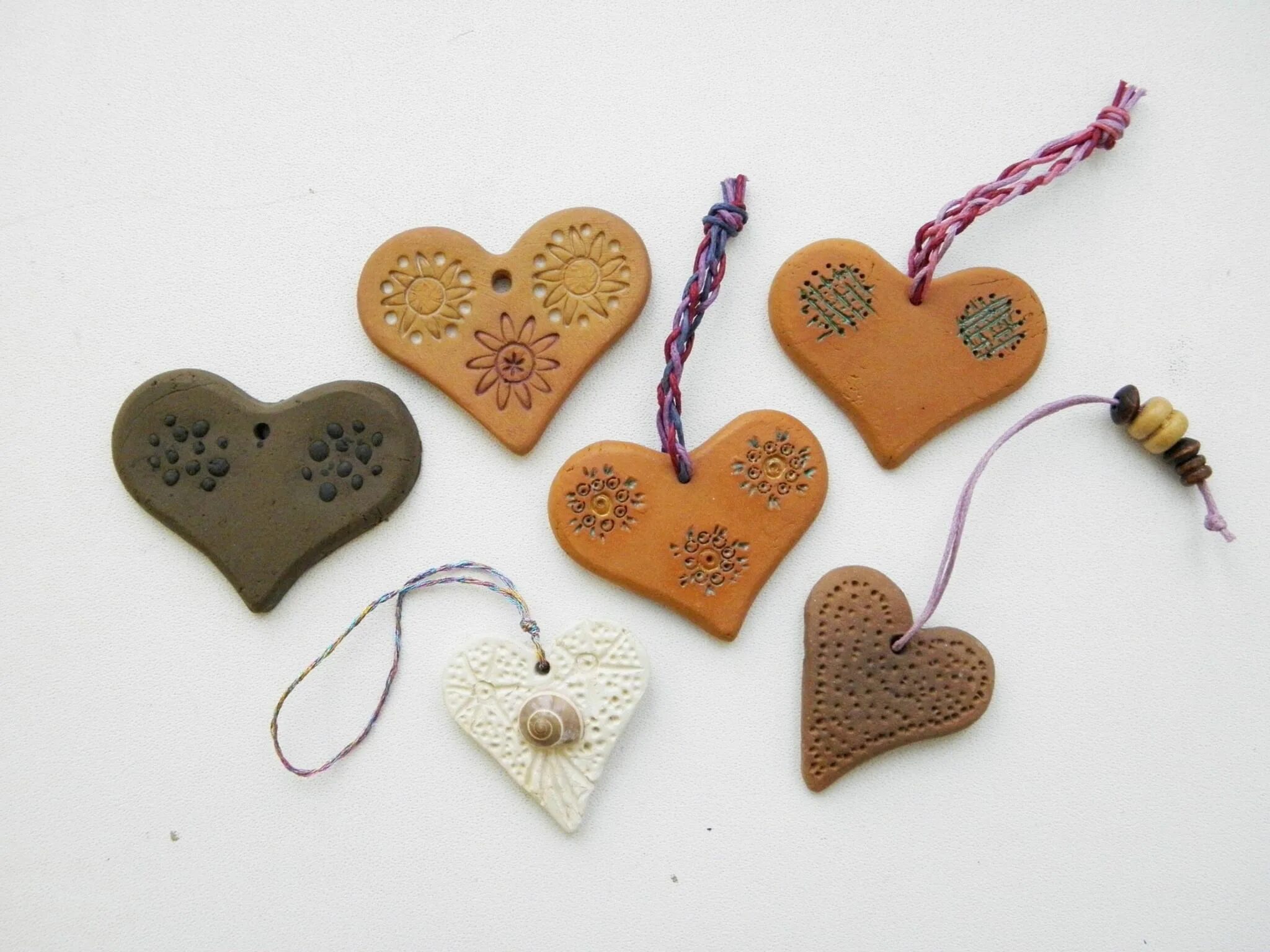 Объемные сердечки из глины. Сердечки из глины своими руками. Поделки из глины. Подвеска сердце из полимерной глины. Сердечко из полимерной глины.