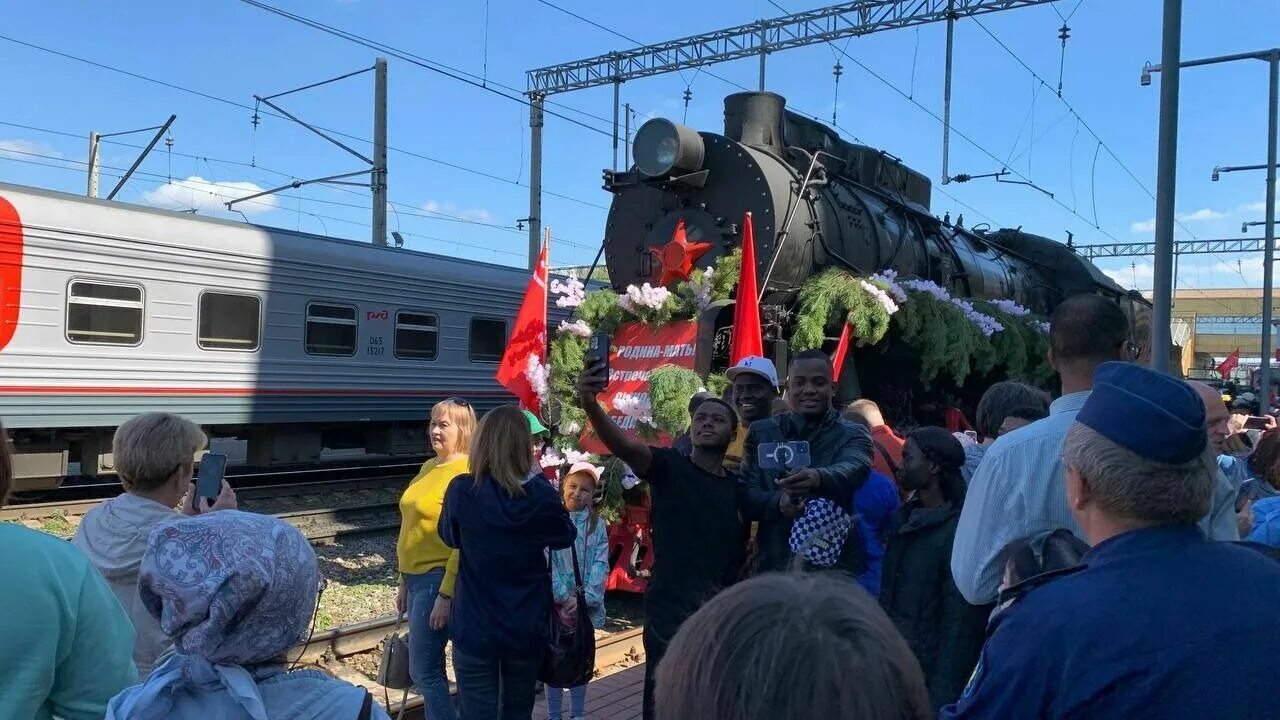 Поезд победы элиста. Ретро поезд. Поезд Победы. Пассажирский поезд. Паровоз.