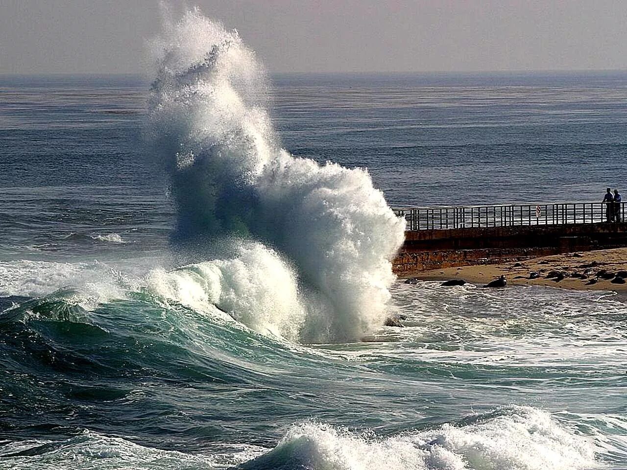 В Кабардинке затонул сухогруз. Море океан волны шторм ЦУНАМИ. ЦУНАМИ В Туапсе. ЦУНАМИ Владивосток.