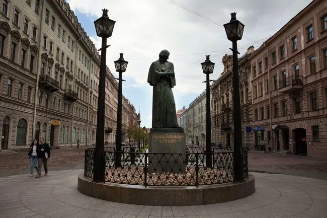 Жизнь н в гоголя в петербурге. Гоголь в Петербурге. Жизнь Гоголя в Петербурге. Памятник Гоголю на Невском проспекте.