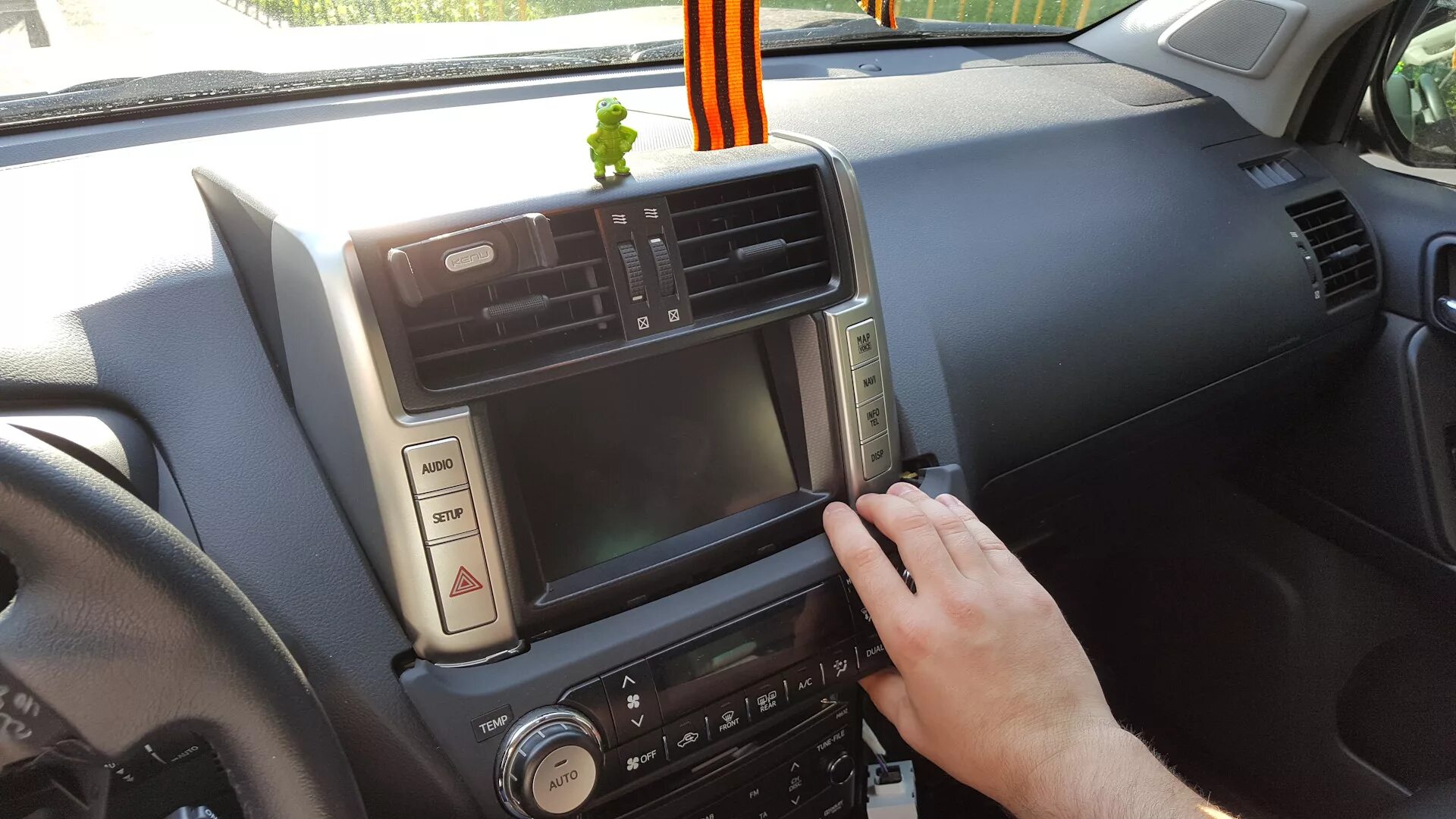 Как снять магнитолу прадо Как я поменял автомагнитолу Toyota Land Cruiser Prado 150-series, 3 л, 2011 го