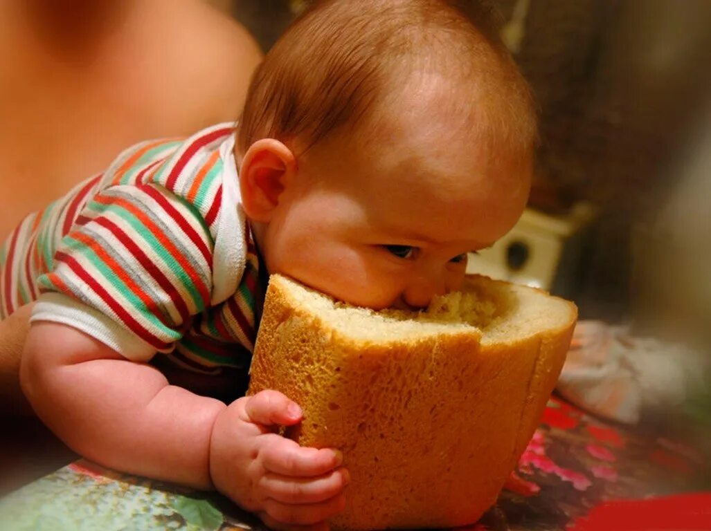 Человек есть много хлеба