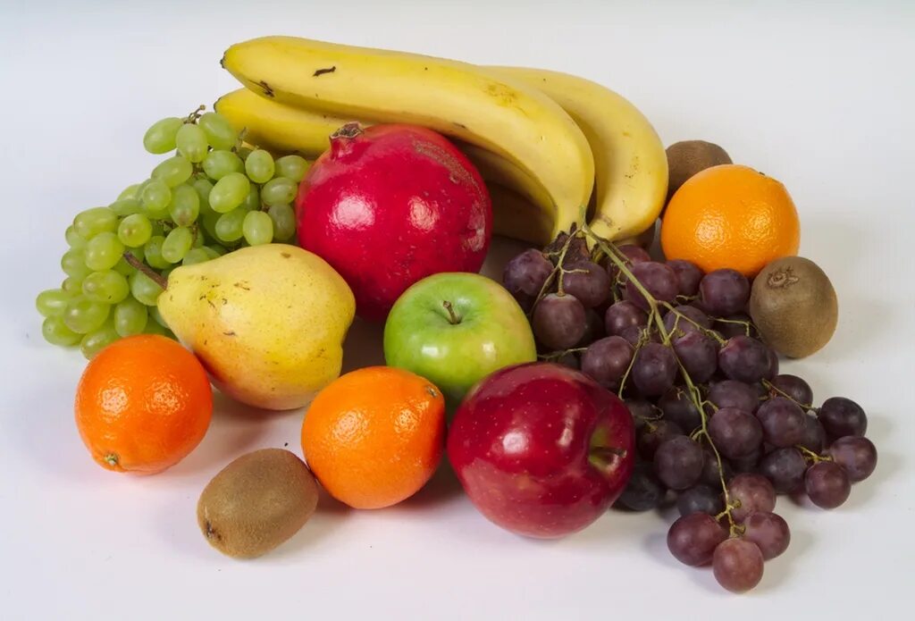 Разные цвета фруктов говорят о том что. Овощи и фрукты. Фрукты. Фрукты на одной картинке. Фрукты лежат.