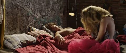 Natalia Rodríguez wakes up and talks to some girl. 