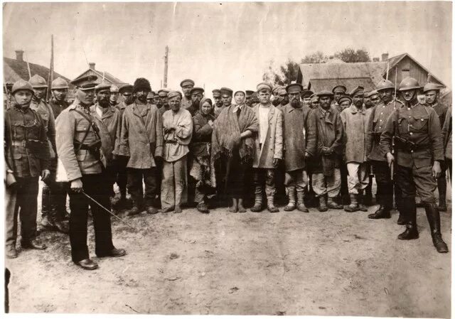 Интервенция мурманск 1918-1920. Лагерь военнопленных в польше. Гражданские пленные. Колонна советских военнопленных 1941. Гражданские пленные.