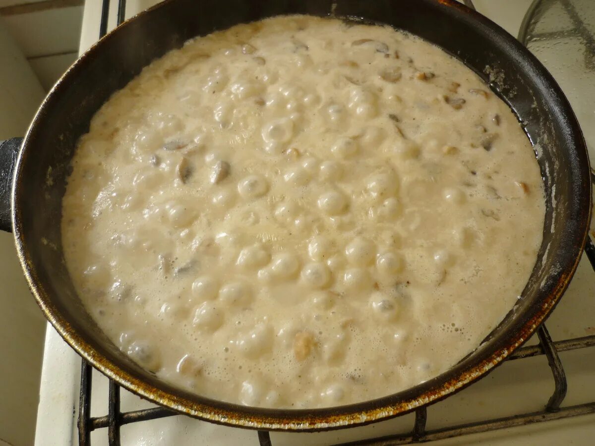 Картофельно-баклажанные котлетки со сметанным соусом - кулинарный рецепт