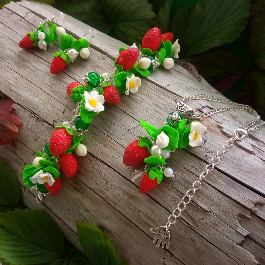 Поделка клубника. Ягоды из ткани. Поделки с декоративными ягодами. Сахарные ягоды для декора. Ягоды из ткани.