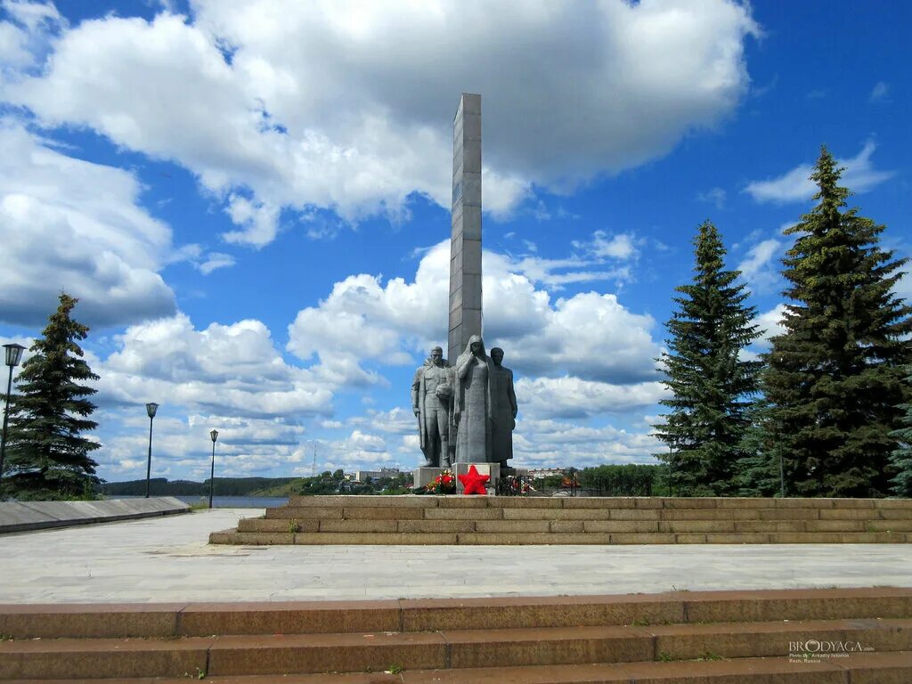 Реж свердловская область сайт. Монумент боевой славы реж. Реж (город в Свердловской обл.). Памятники города реж Свердловская область. Город реж монумент.