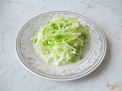 Салат с зеленой редькой и огурцом