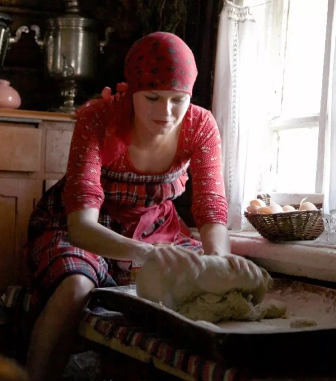 Женщина печет хлеб. Деревенская хозяйка. Деревенская женщина на кухне. Женщина с пирогом.