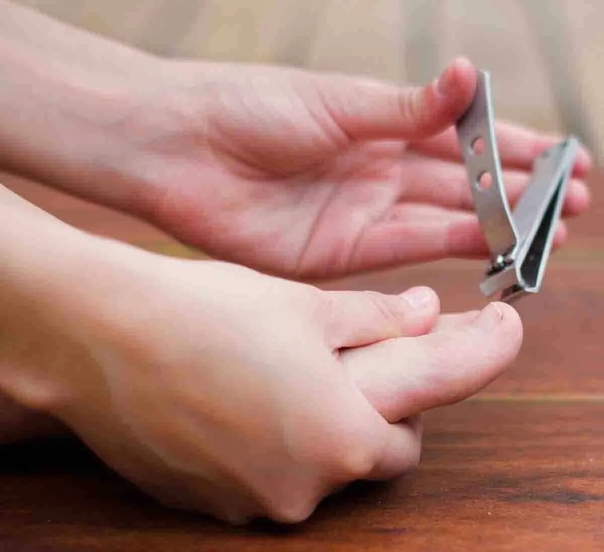 Как пальцы подстригать. Подросток сам стрижет ногти. Подстричь ногти на ногах пожилому человеку на дому. Машинка для стрижки ногтей у людей на руках.