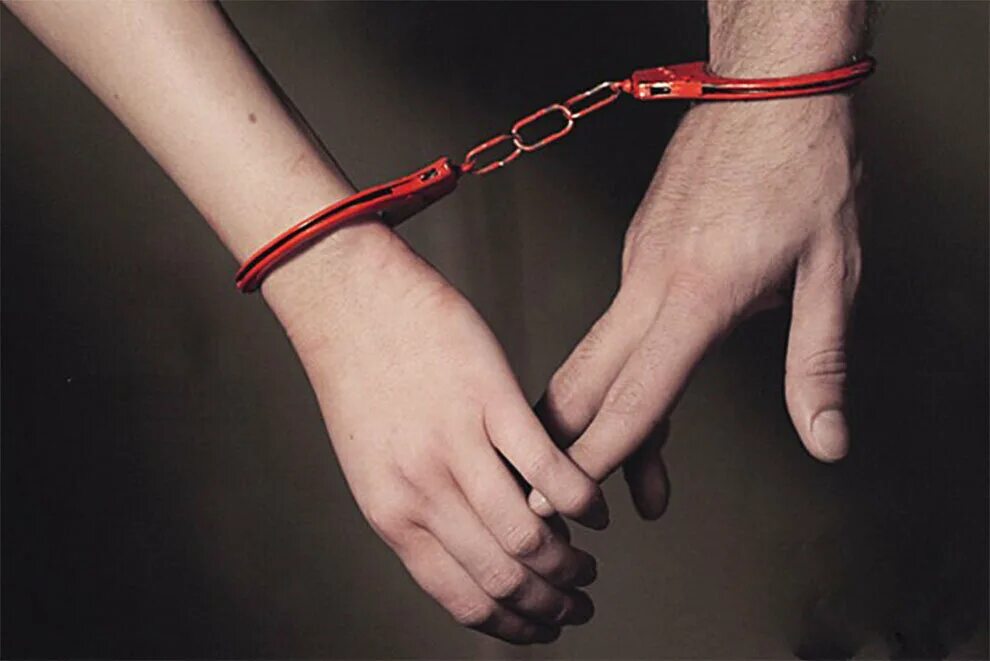 Связаны любовью. Привязанность друг к другу. Связанные любовью. Любовь в наручниках.