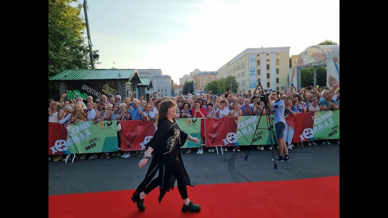 Театр на семи холмах киров. Киров на 7 холмах. На семи холмах фестиваль в кирове открытие. На семи холмах фестиваль. Фестиваль на семи холмах киров афиша.