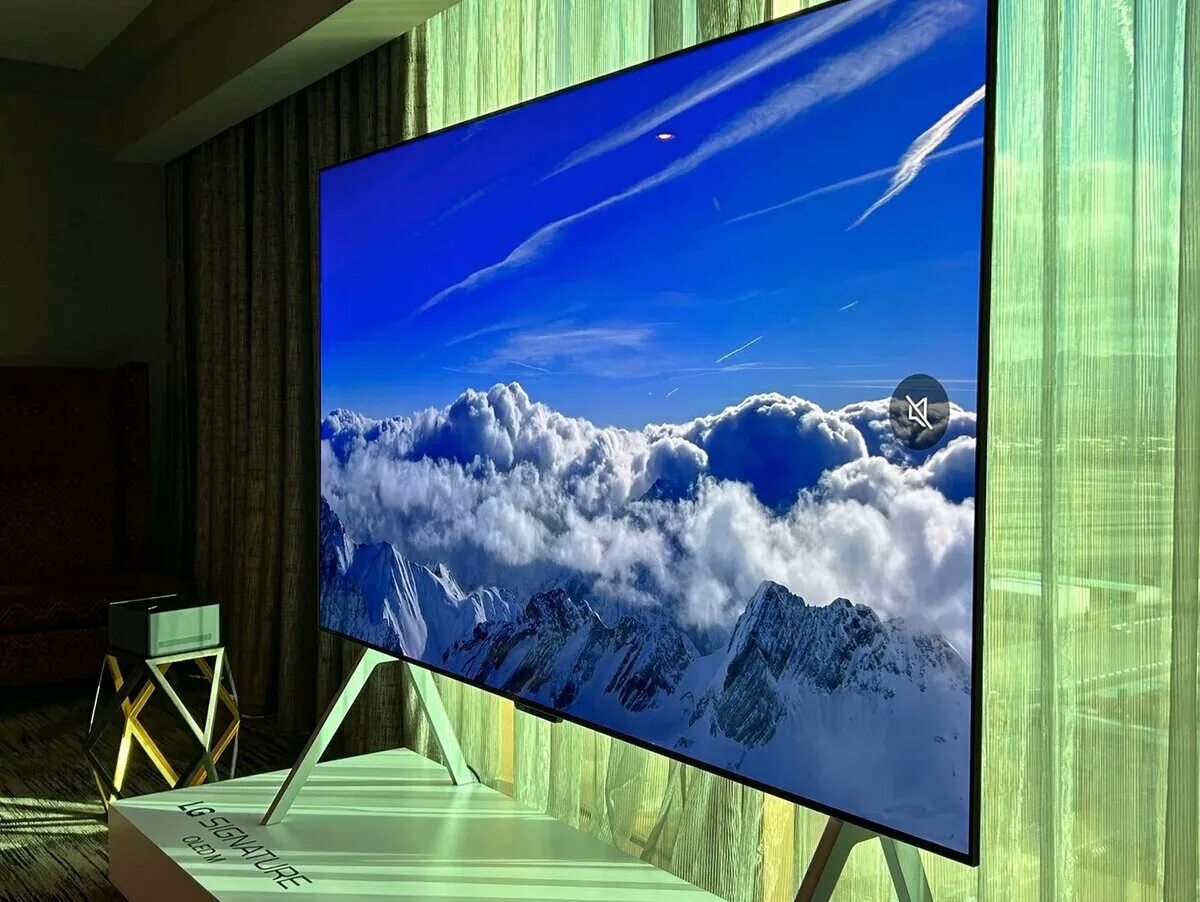 Какие хорошие телевизоры в 2023 году. LG 97 OLED. LG Signature OLED M. LG телевизор 2023. LG OLED 97-inch Television.