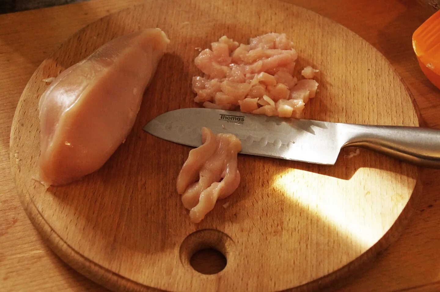 Как нарезать филе. Нарезанная куриная грудка. куриная грудка нарезанная кубиками. грудка курицы нарезать. грудка кубиком на резаная куриная.
