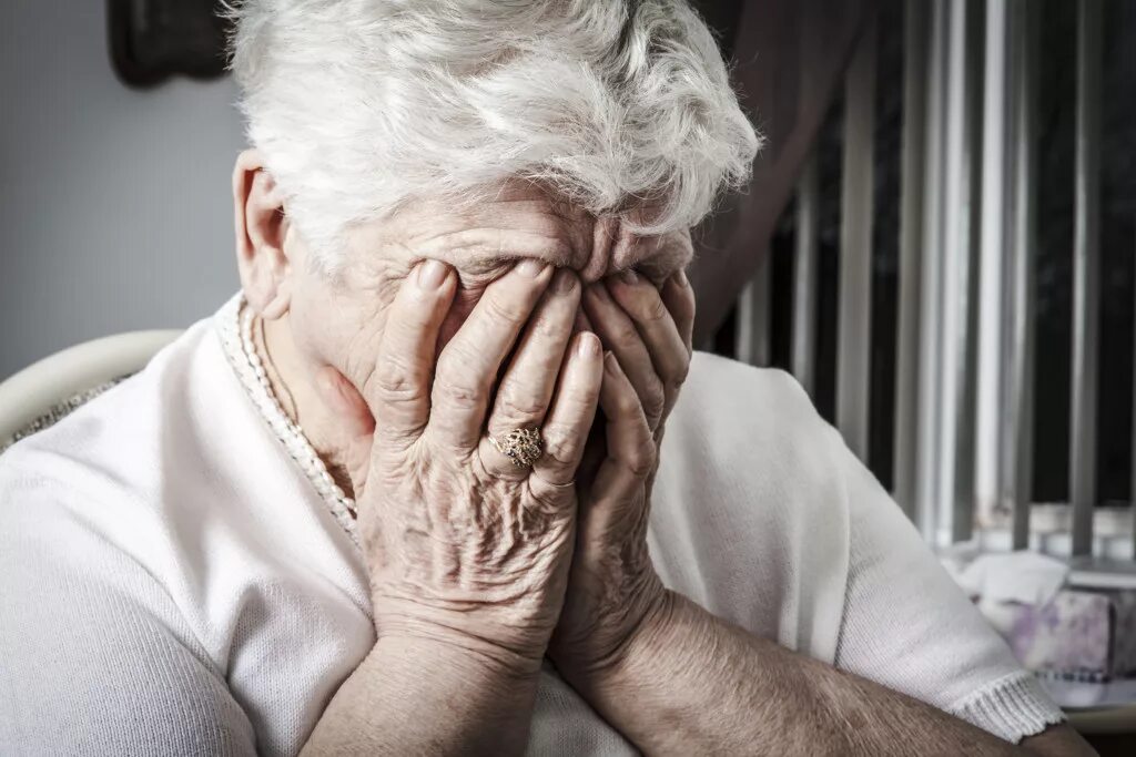 Деменция отказывается от еды. Стресс в пожилом возрасте. Пожилые люди. Психологическая старость это. Депрессия у пожилых.