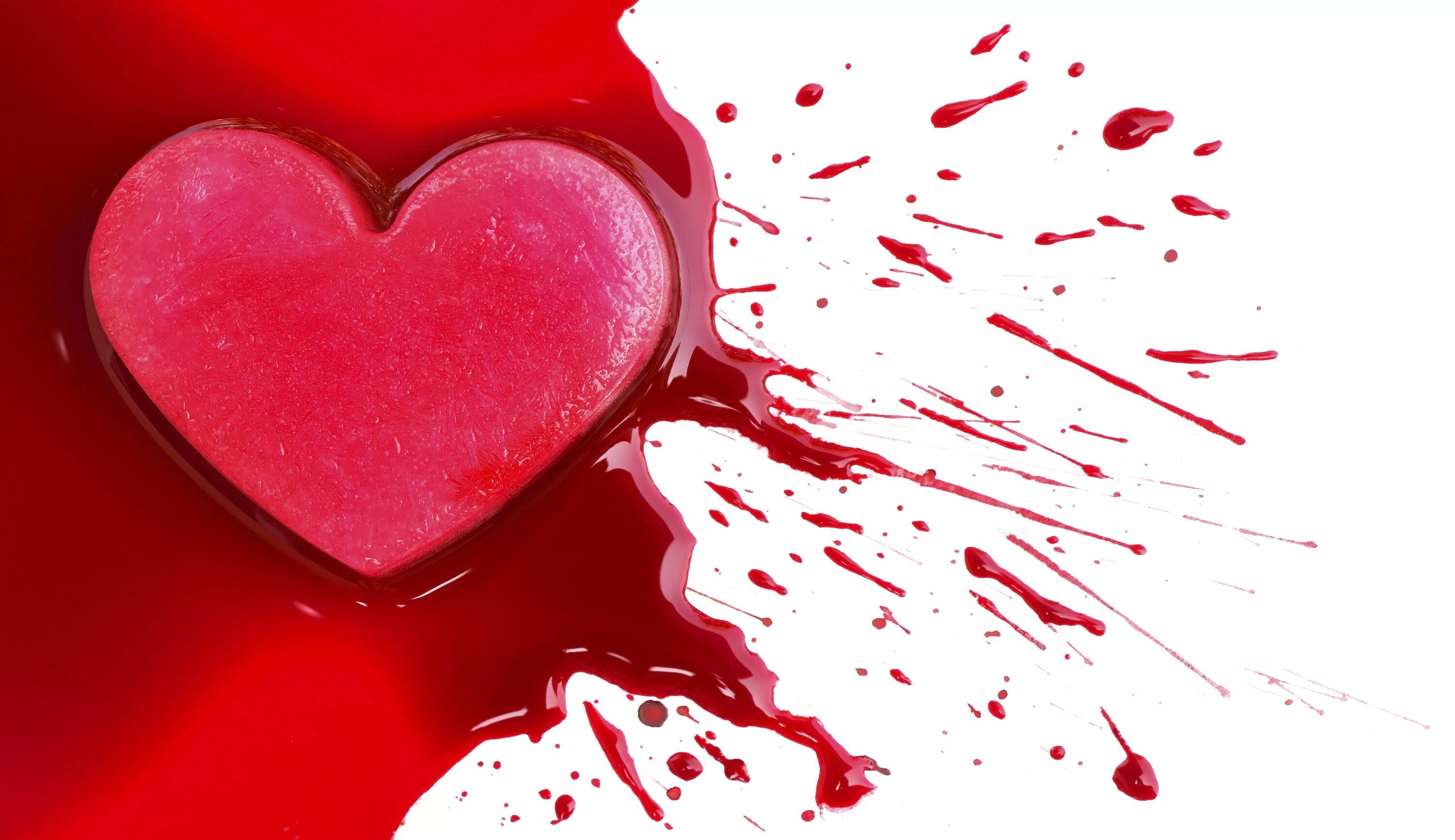 Сердце кровью обливается фразеологизм. Сердце в проволоке. Читать кровью сердца моего. Читать кровью сердца моего. Череп со сгустками крови.