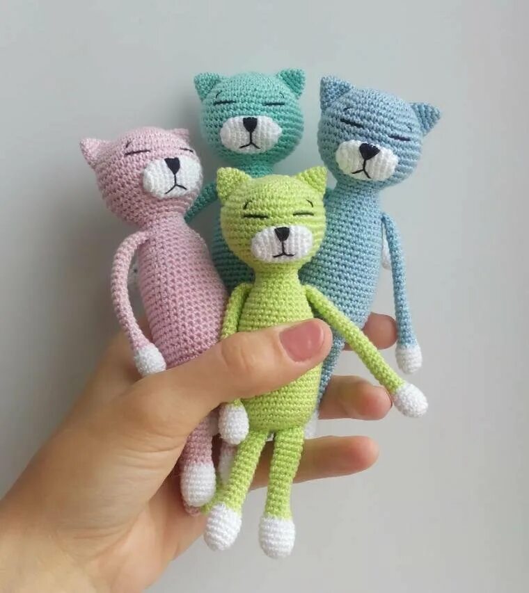 Вязаный котик спицами со схемами. Вязаный котенок. Вязаный кот схема. Как связать котика для начинающих. Связанные игрушки.