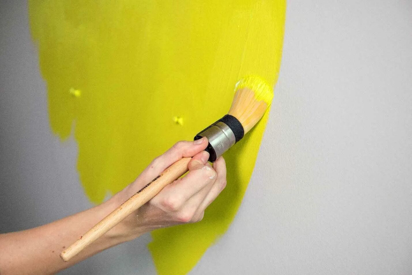 Крашенный масляной. Окрашивание стен кистью. Нанесение краски кистью. Кисть для окраски. Кисточка для покраски стен.