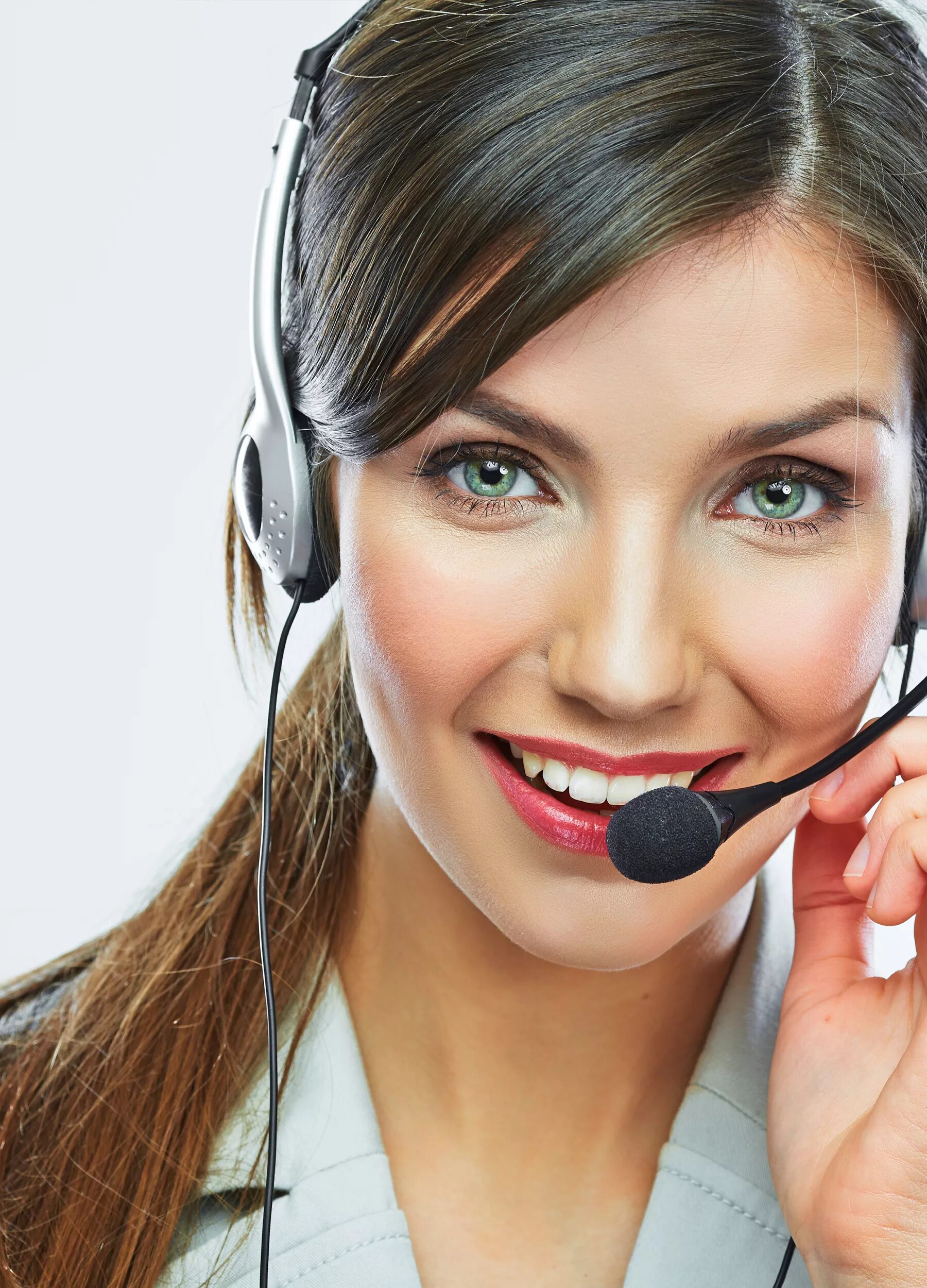 менеджер с телефоном. менеджер входящих звонков. девушка оператор. оператор колл центра. телефонный разговор.